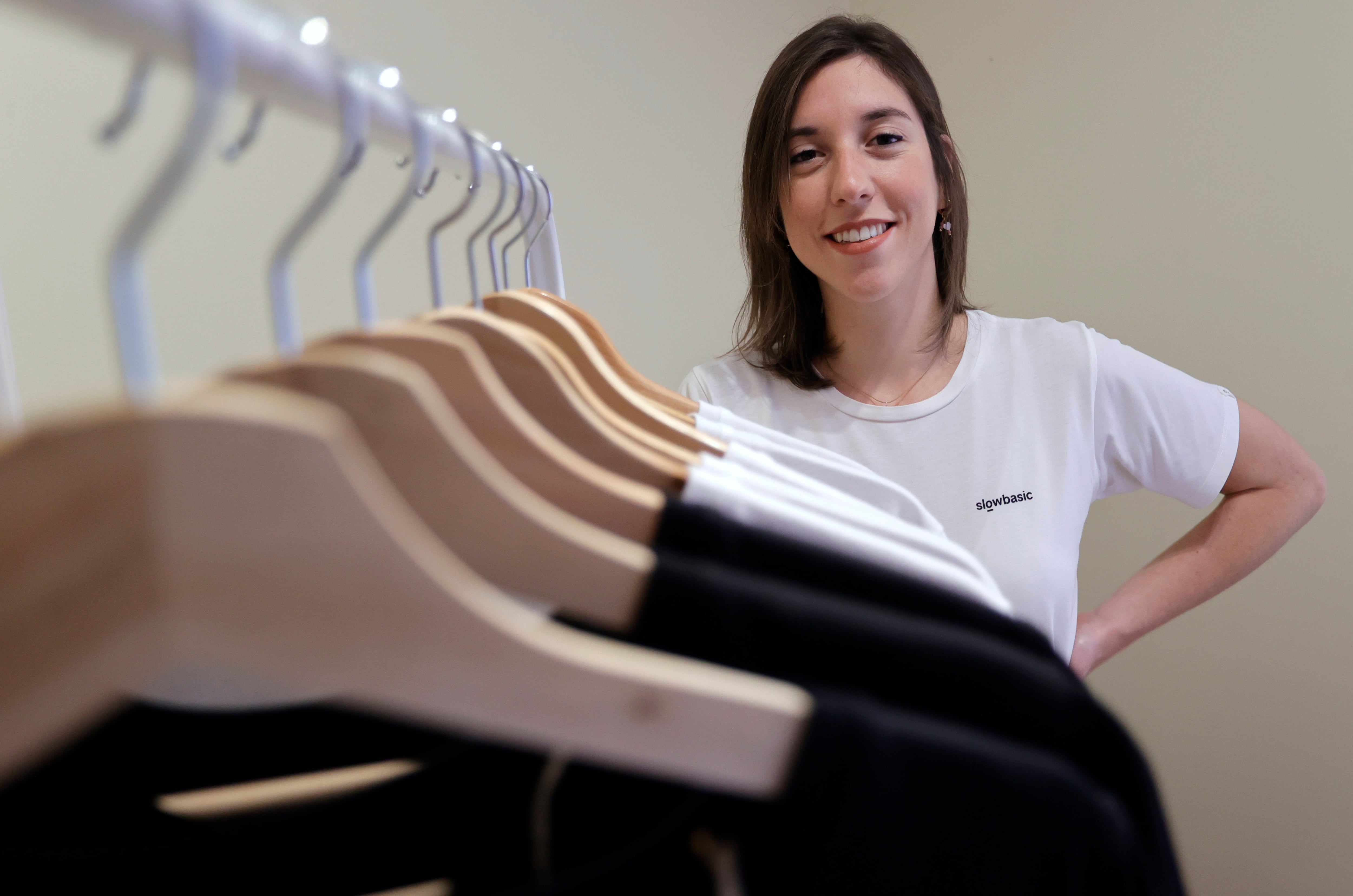 FERROL, 11/11/2022.- Slow Basic, de la que es fundadora la emprendedora María Deus, apuesta por afianzar la moda vegana, una corriente en aumento al fomentar el respeto por el medio. EFE/ Kiko Delgado
