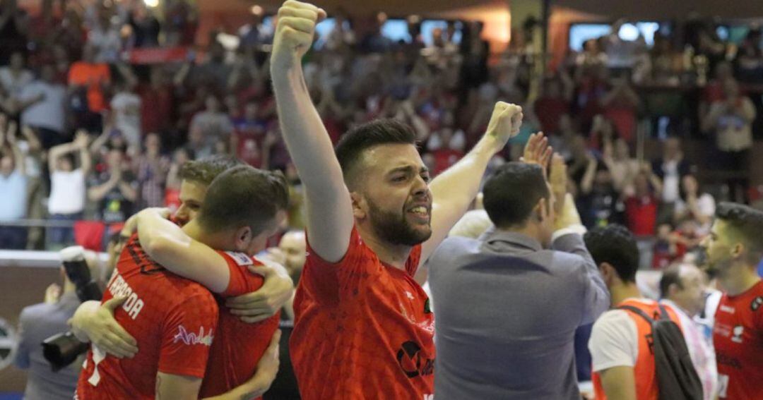 Uno de los jugadores del Mengíbar celebra el pase a la siguiente fase.