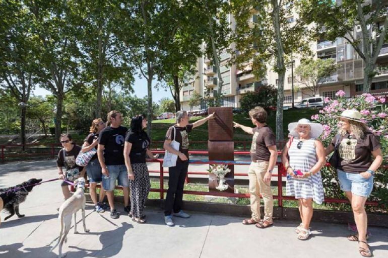 Placa de recuerdo a la osa Nicolasa en el Parque Bruil 