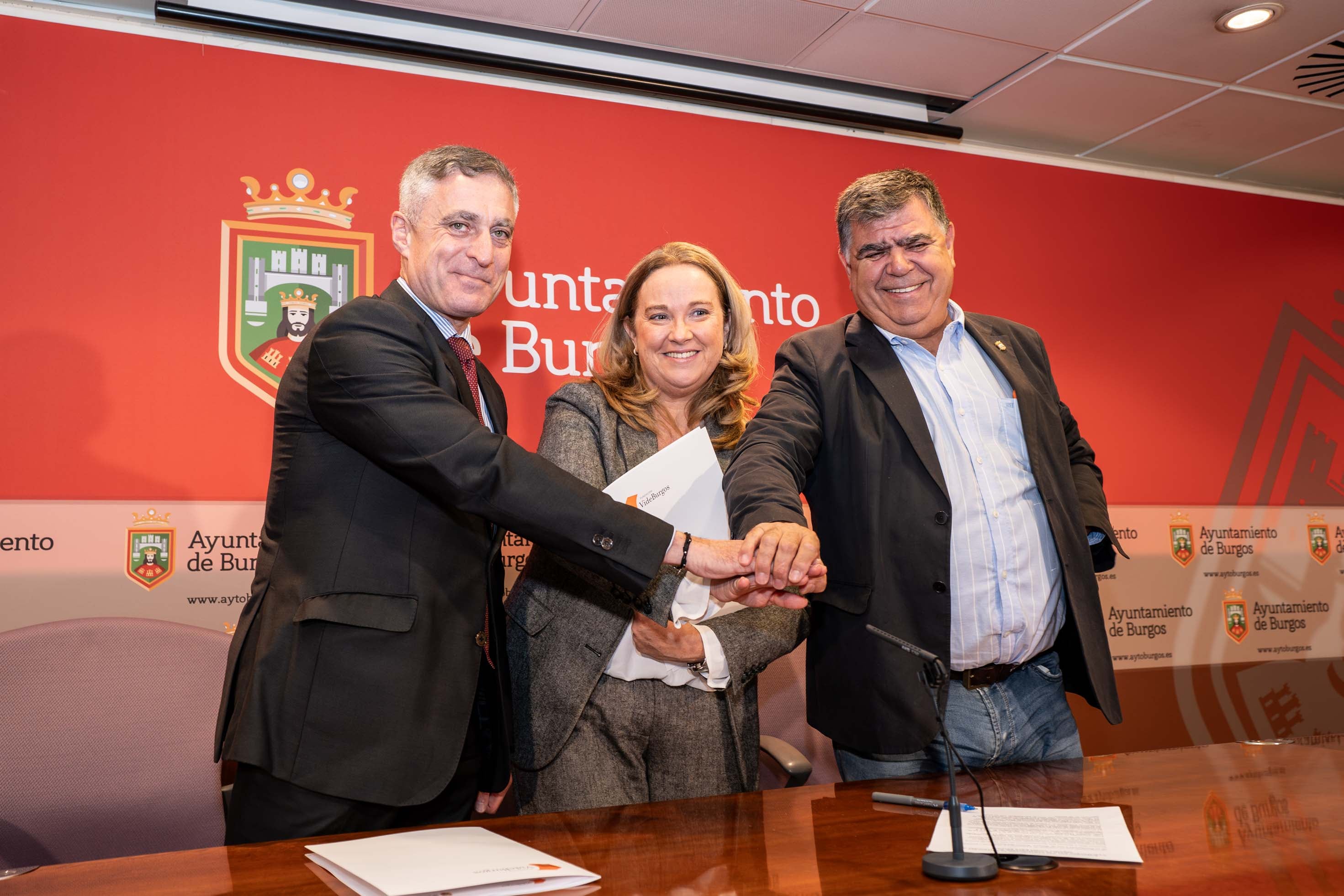 El director general de la Fundación Caja de Burgos, Rafael Barbero, la alcaldesa, Cristina Ayala y el concejal de Urbanismo, Juan Manuel Manso (dcha)