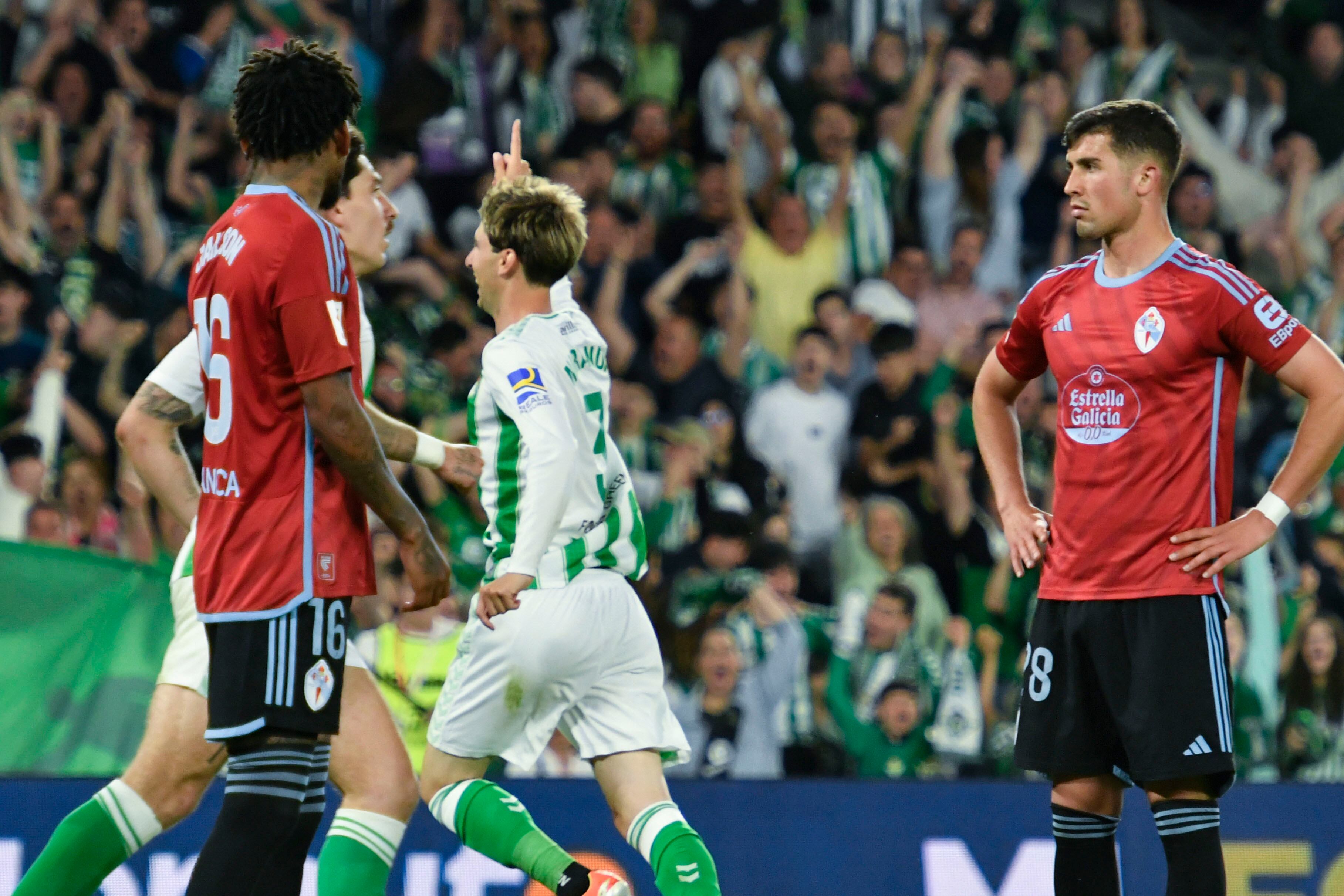 SEVILLA. 12/04/2024. - El defensa del Betis Juan Miranda (3i) celebra su gol durante el partido de LaLiga perteneciente a la jornada 31 que Real Betis y Celta de Vigo disputan este viernes en el estadio Benito Villamarín de Sevilla. EFE/ Raúl Caro.
