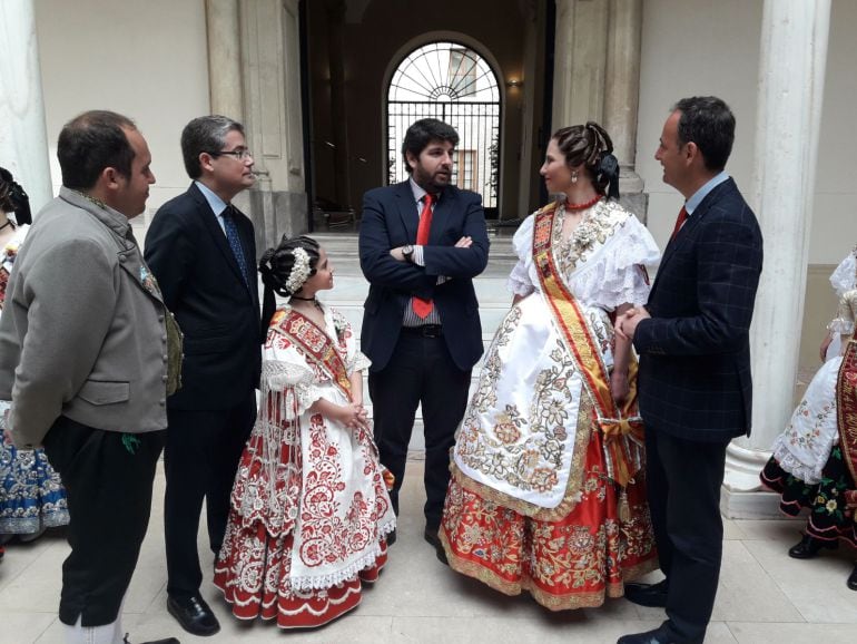 López Miras, charlando con las Reinas de la Huerta e infantil durante su visita al Palacio de San Esteban.