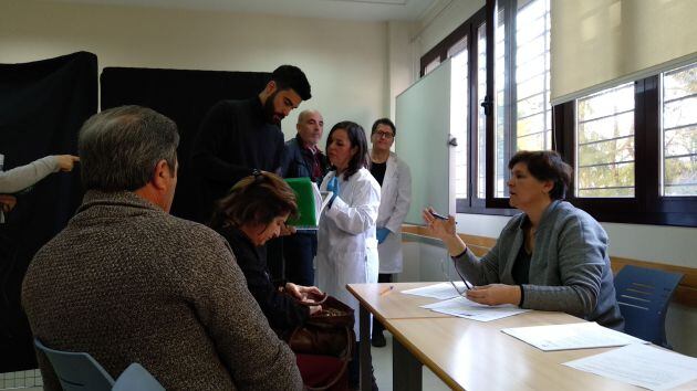 La investigadora Carmen Jiménez ( en el centro con bata blanca) durante las pruebas de ADN a los familiares de represaliados en Córdoba