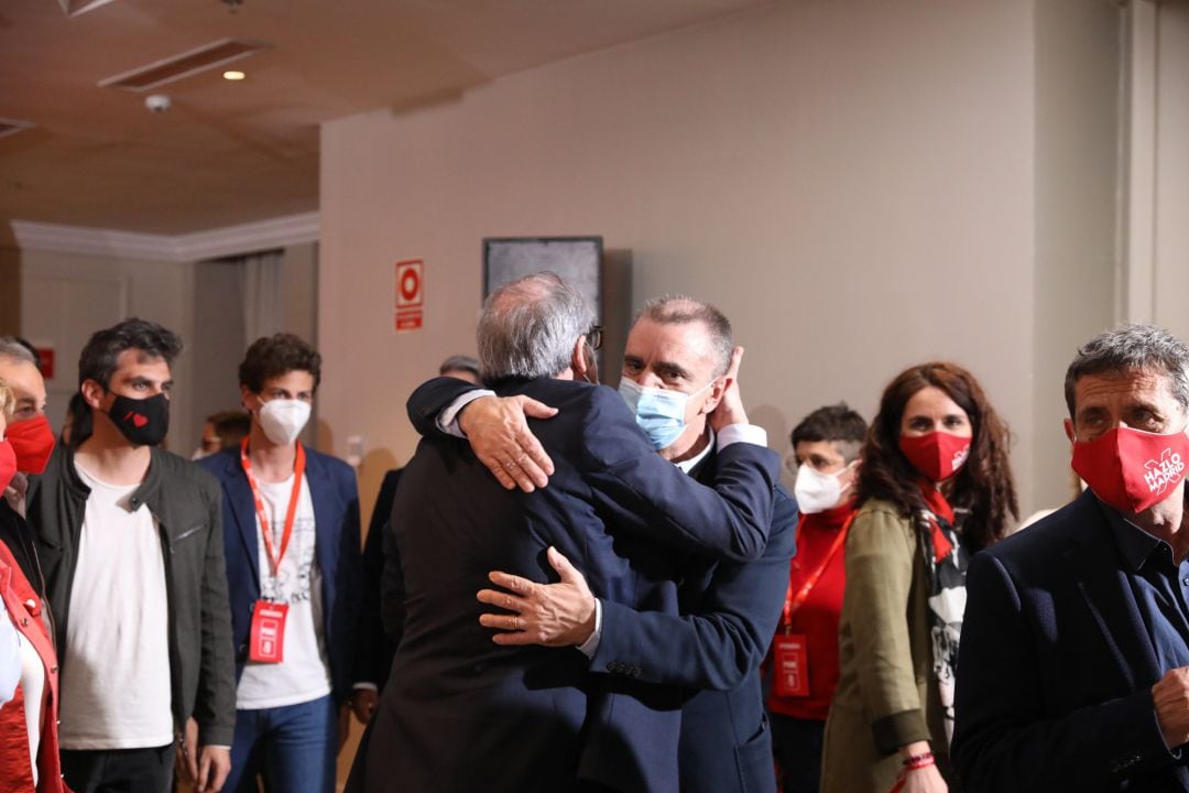 El candidato del PSOE a la Presidencia de la Comunidad de Madrid, Angel Gabilondo, abraza al secretario general del PSOE-M , José Manuel Franco.