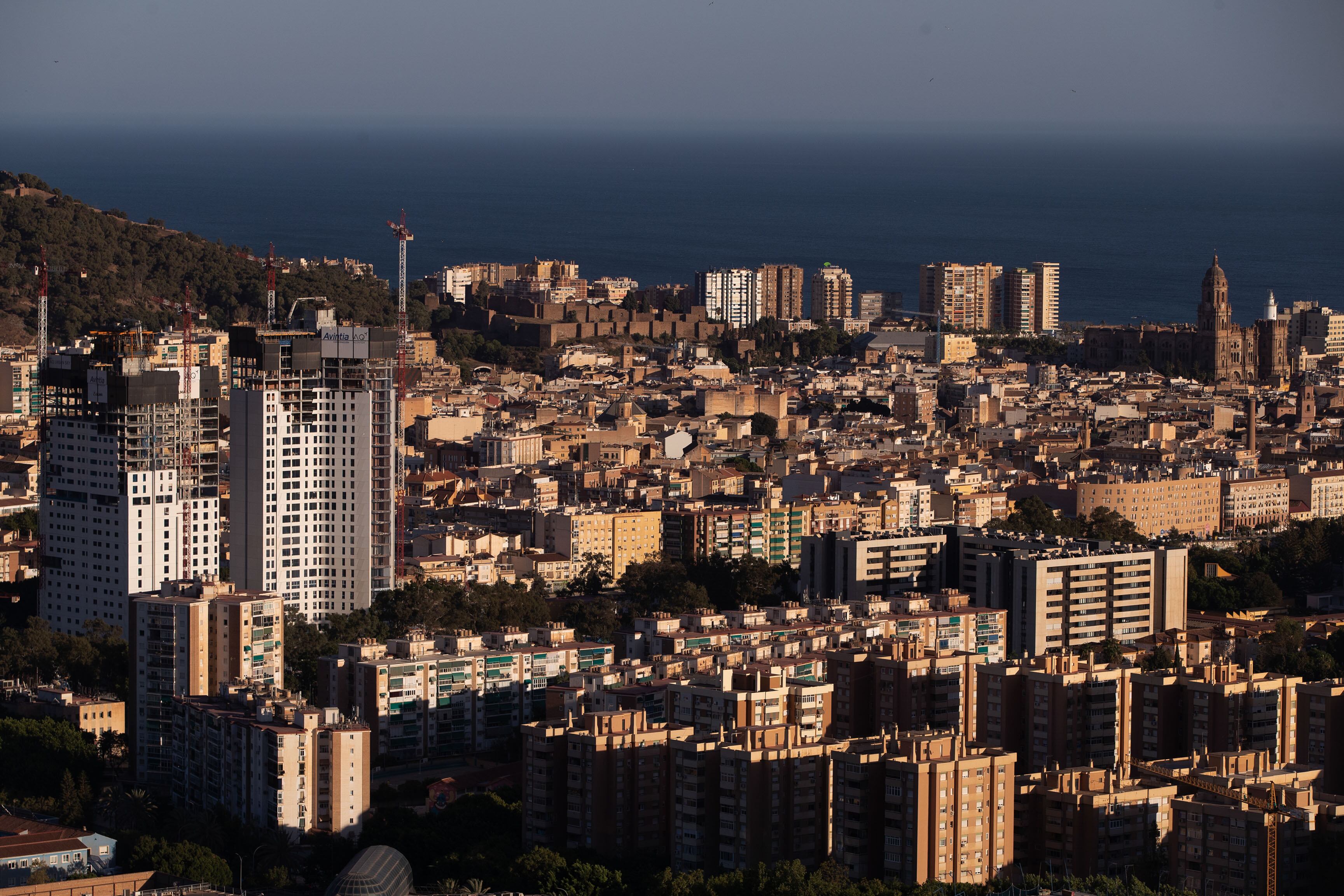 MÁLAGA, 02/10/2022.- Vista desde el barrio de la Palmilla de Málaga de las llamadas torres de Martiricos (i), dos rascacielos aún en construcción y que alcanzarán las 30 plantas de altura y albergarán viviendas y hoteles. EFE/Jorge Zapata