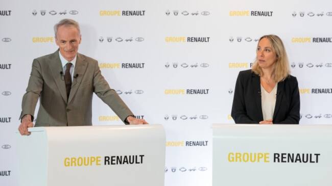 El presidente del Consejo de Administración de Renault, Jean-Dominique Senard, y la directora general interina de Renault, Clotilde Delbos, informan en rueda de prensa telemática sobre su plan de reducción de costes fijos, desde la sede de Renault en Bolougne-Billancourt, cerca de París