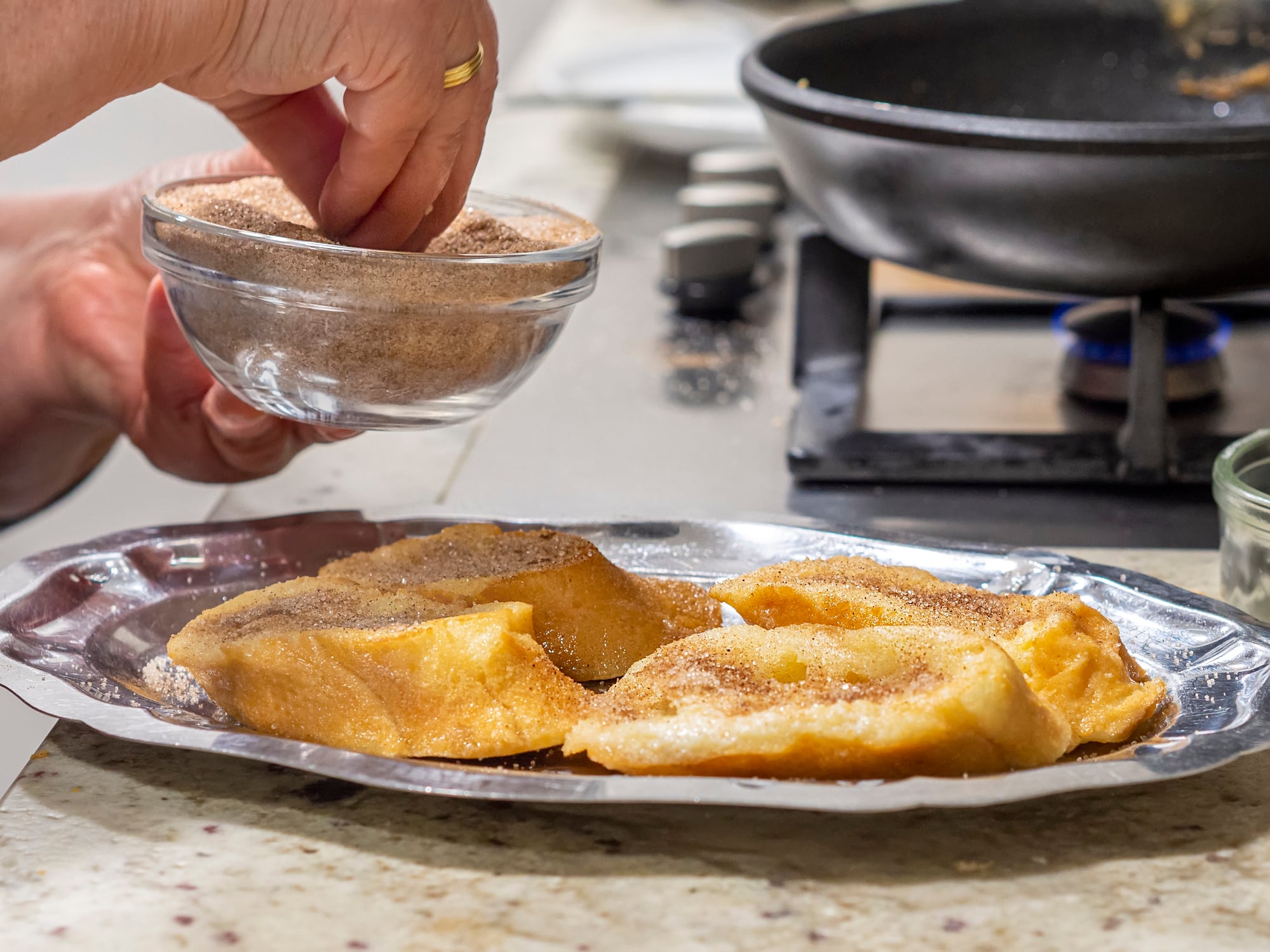 Una mujer adereza sus torrijas