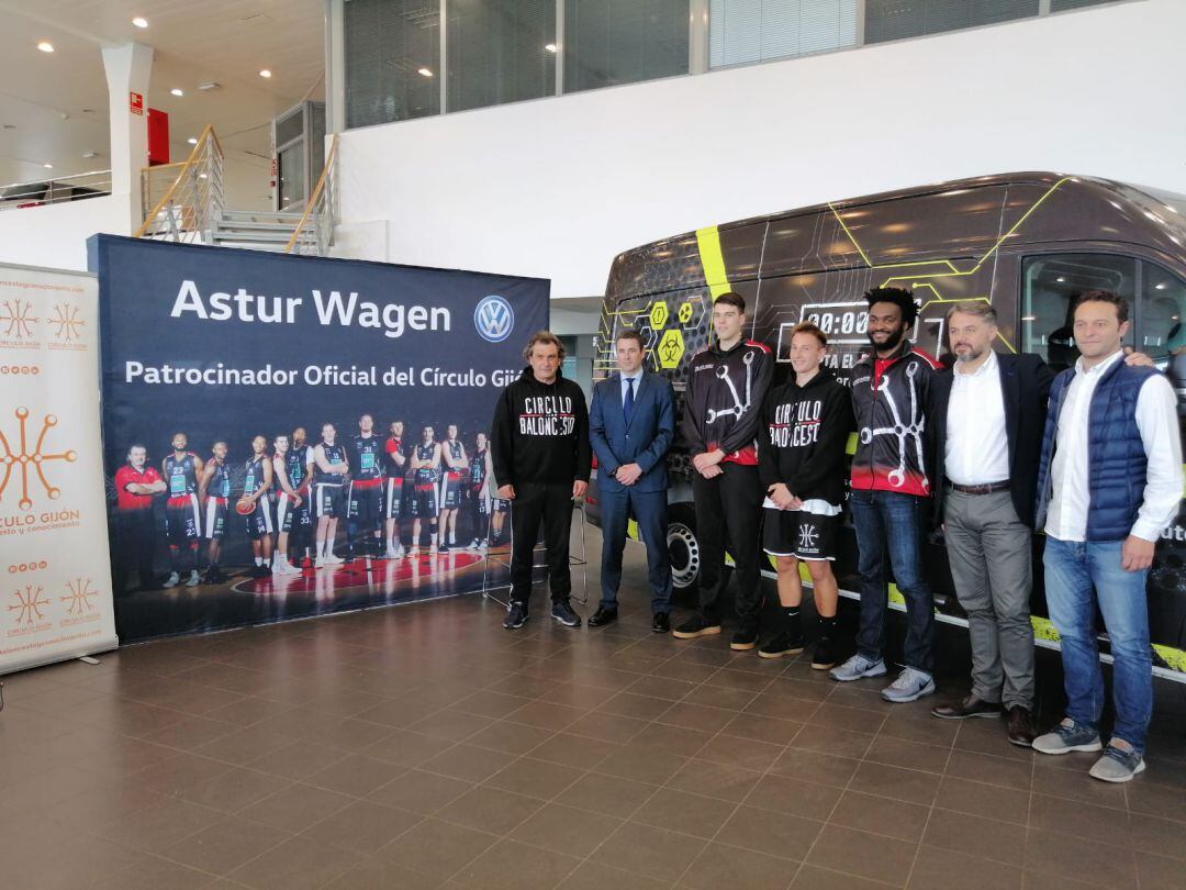 Integrantes del Círculo Gijón Baloncesto en las instalaciones de Asturwagen.