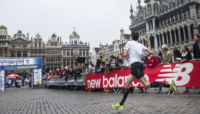 Un atleta llega a la meta del maratón de Bruselas en una de sus últimas ediciones.