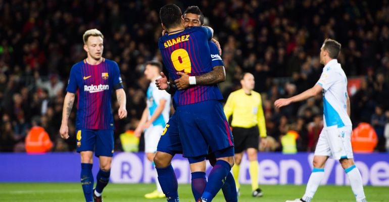 Paulinho y Suárez se funden en un abrazo tras el cuarto gol