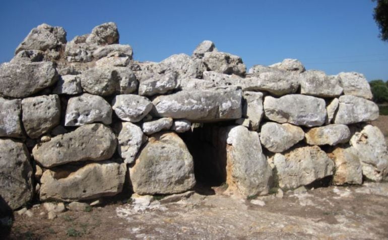 Se busca una solución para que la carretera no altere demasiado el paisaje junto a la naveta de Rafal Rubí.