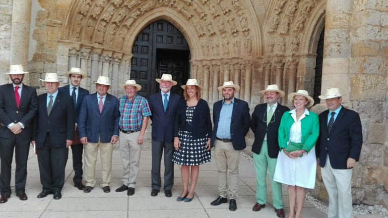 La presidenta de la Diputación en el centro junto al presidente de la Orden de Malta