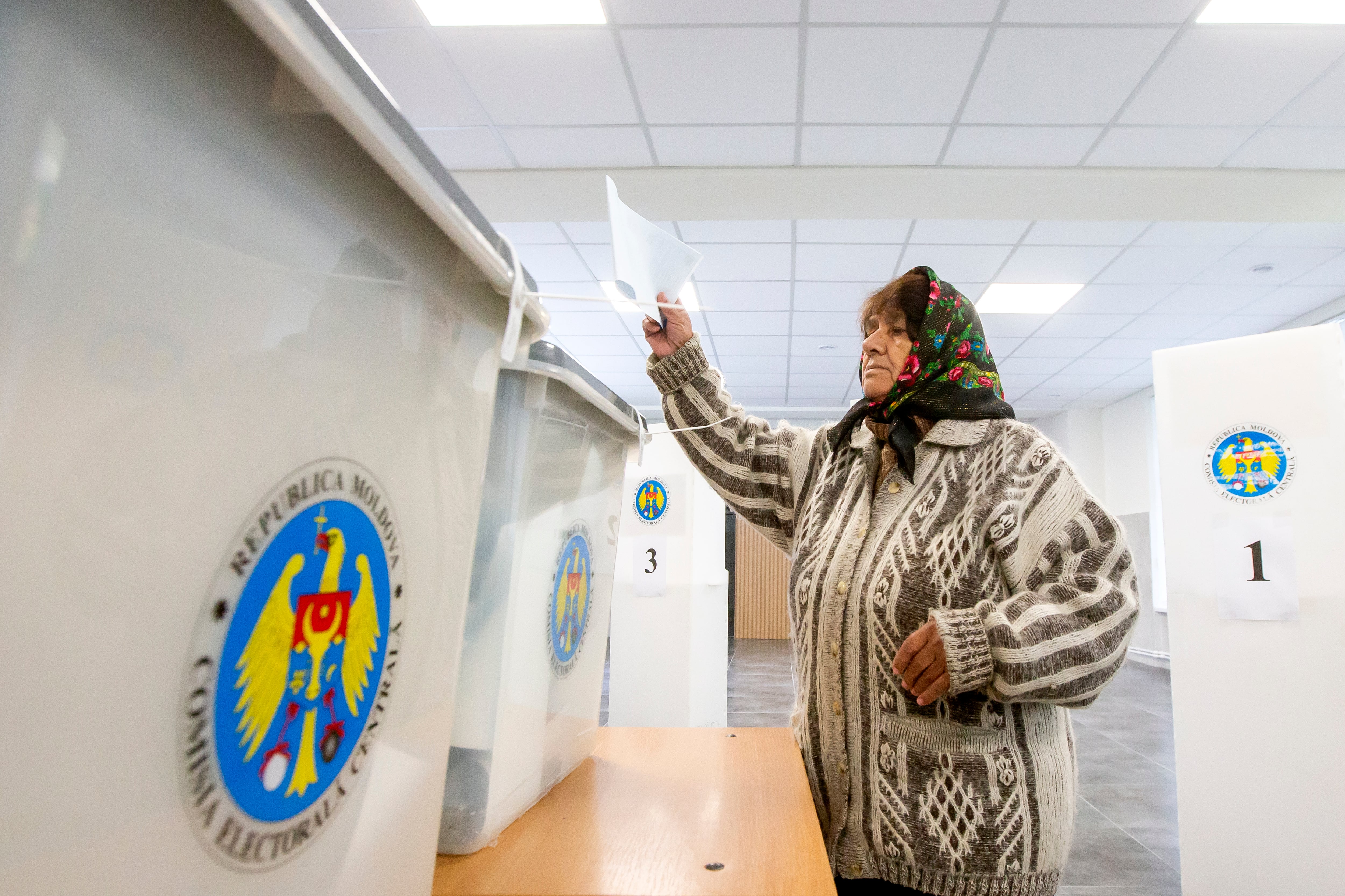 Una señora votando en Chisinau, Moldavia