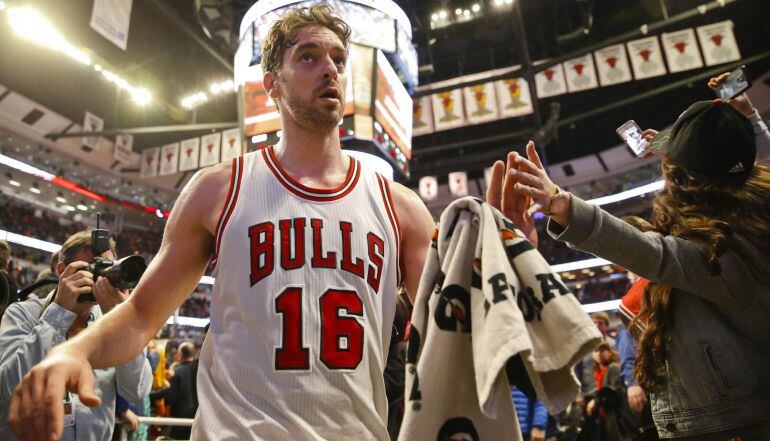 CHI30. CHICAGO (IL, EE.UU.), 10/01/2015.- El jugador de Bulls Pau Gasol sale del campo de juego hoy, sábado 10 de enero de 2015, al final de un partido entre Bulls y Bucks por la NBA en el United Center de Chicago, Illinois (EE.UU.). Bulls vencieron 95-87