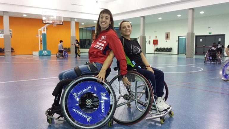 Ana y Miren, jugadoras de baloncesto en silla en el Club Zuzenak