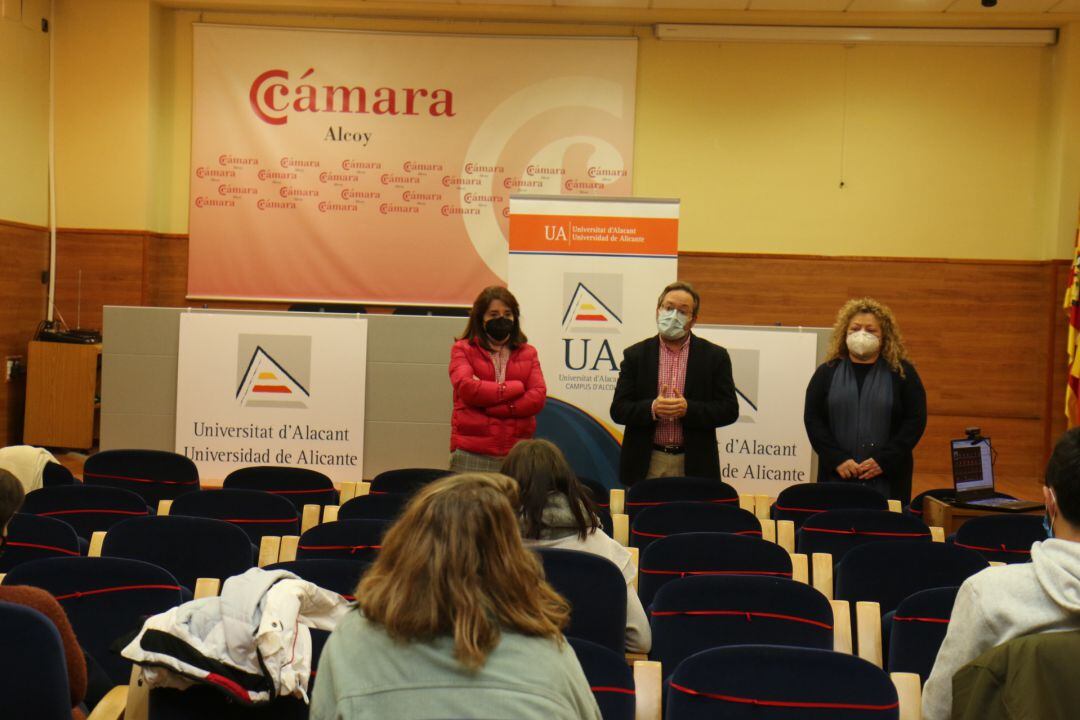 La rectora de la UA, Amparo Navarro, con compañeros del equipo directivo durante la visita realizada el pasado jueves a la sede de la UA en Alcoy.