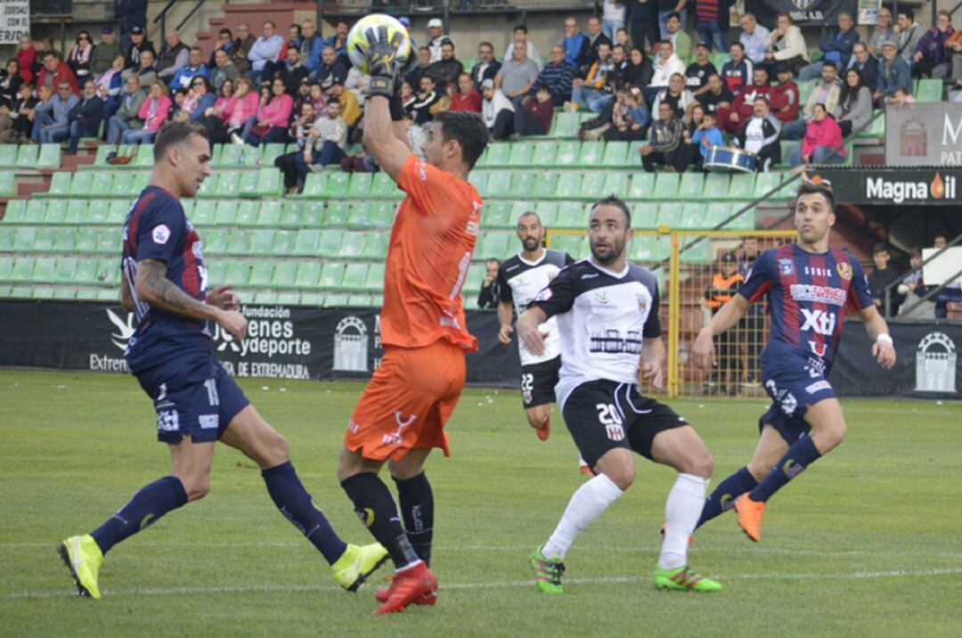 Miguel Serna atajando el balón