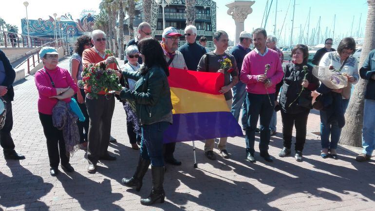 La edil de Memoria Histórica reparte flores entre los componentes de la Comisión Cívica por la Recuperación de la Memoria Histórica