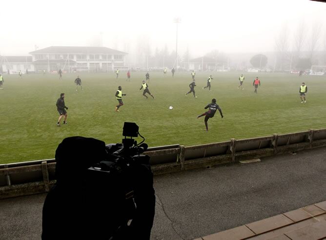 Un cámara de televisión toma imágenes en las instalaciones de Tajonar durante un entrenamiento de Osasuna