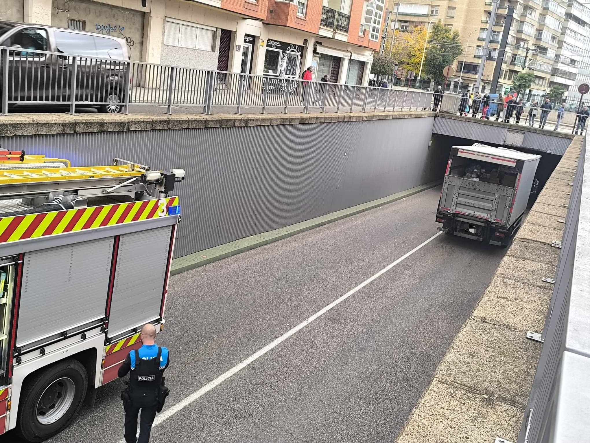 Ha sido necesaria la intervención de Bomberos y Policía Local para sacar el camión