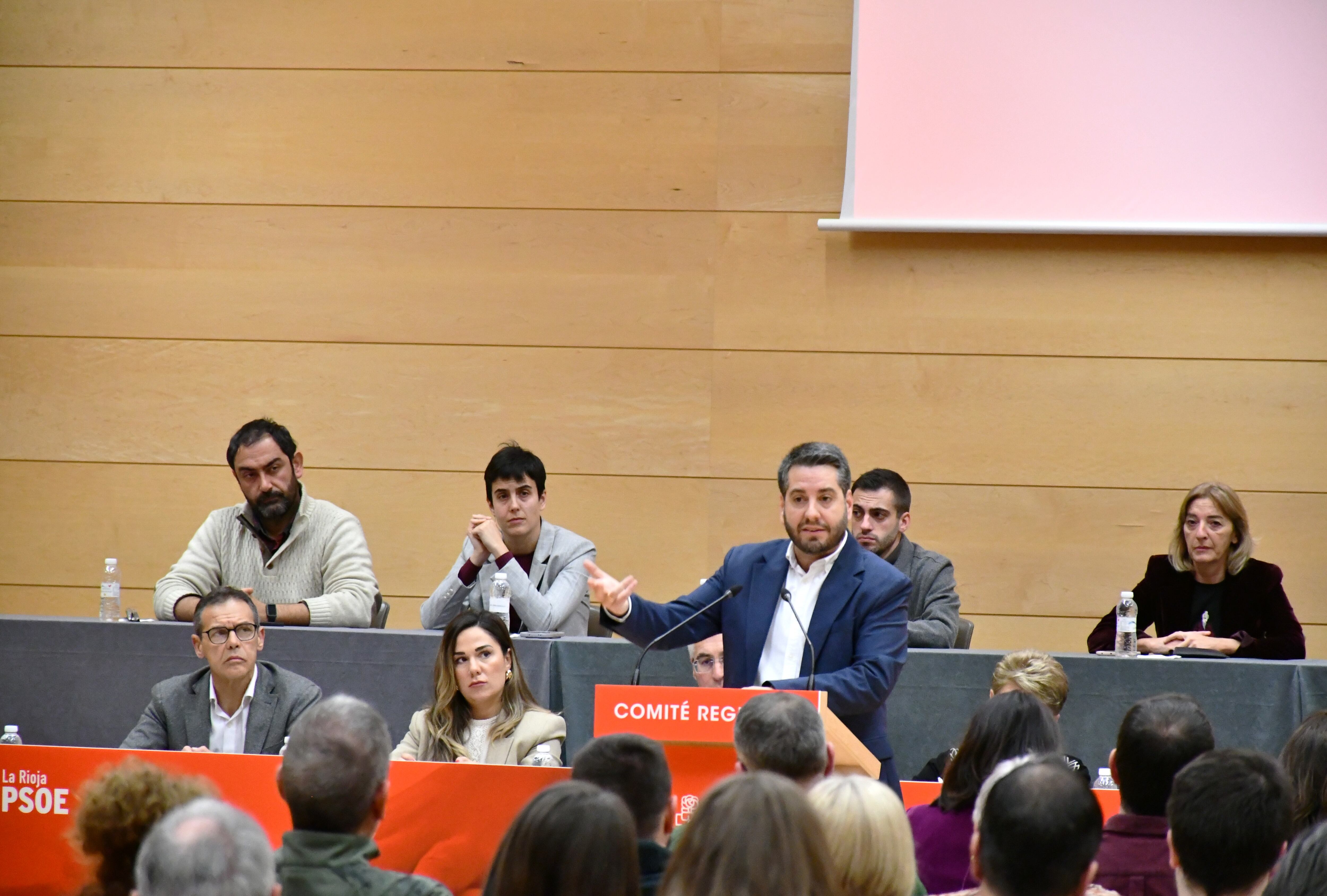 El secretario general del PSOE en La Rioja, Javier García, ha repasado la actualidad en sus filas tras las denuncias de acoso sexual.