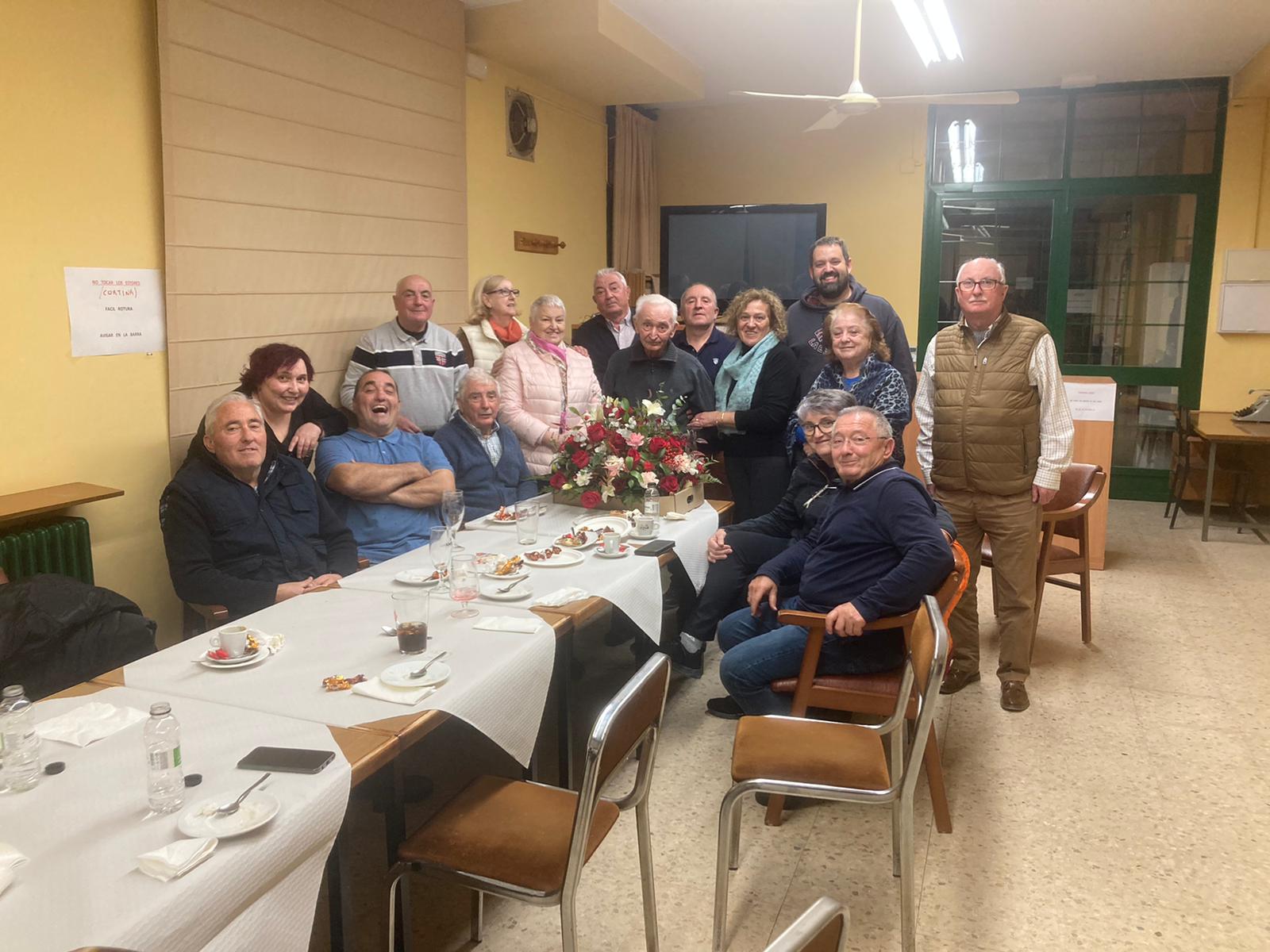 César Cajal en el centro de la imagen junto a familiares y amigos