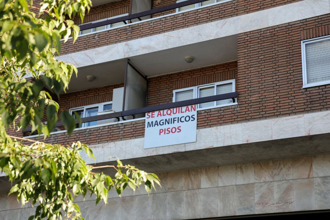 Archivo - En el balcón de un piso, se ve colgado un cartel en el que se lee &#039;Se alquilan magníficos pisos&#039;.