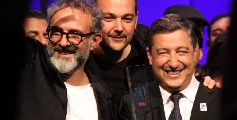 Joan Roca amb el guardó de millor xef a la mà, al costat de Massimo Bottura, responsable del, des d'ahir, nou millor restaurant del món, l'Osteria Francescana.