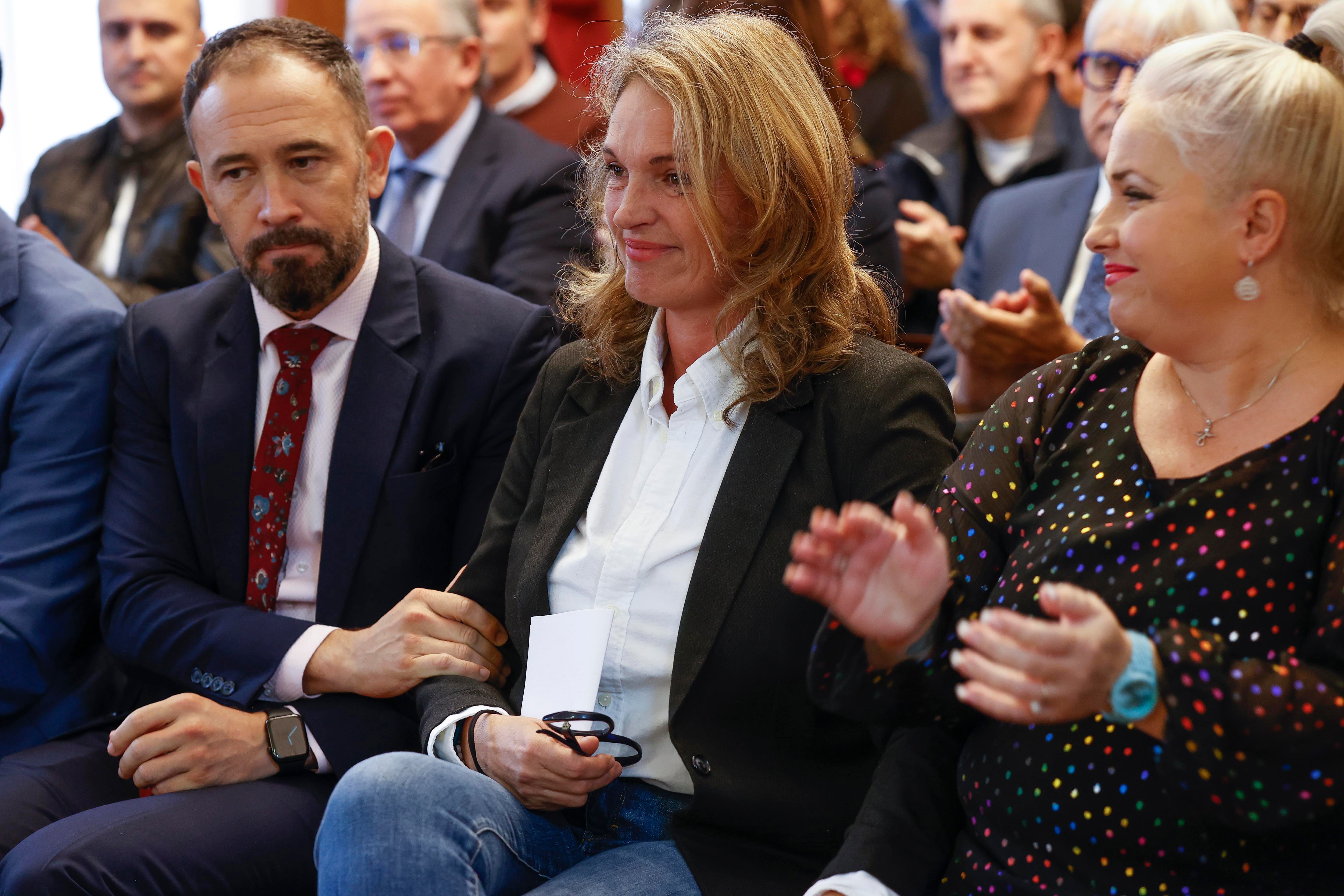 El Delegado del Gobierno en el País Vasco, Denis Itxaso (i), y Nerea Barrios (d), víctima de ETA, consuelan a Veronique Caplanne (c), víctima del GAL, durante el acto por el Día de la Memoria que la Delegación del Gobierno en Euskadi y el Centro Memorial de Víctimas del Terrorismo han celebrado este miércoles en el ayuntamiento de Portugalete, y en el que también han participado víctimas del yihadismo. EFE/Miguel Toña