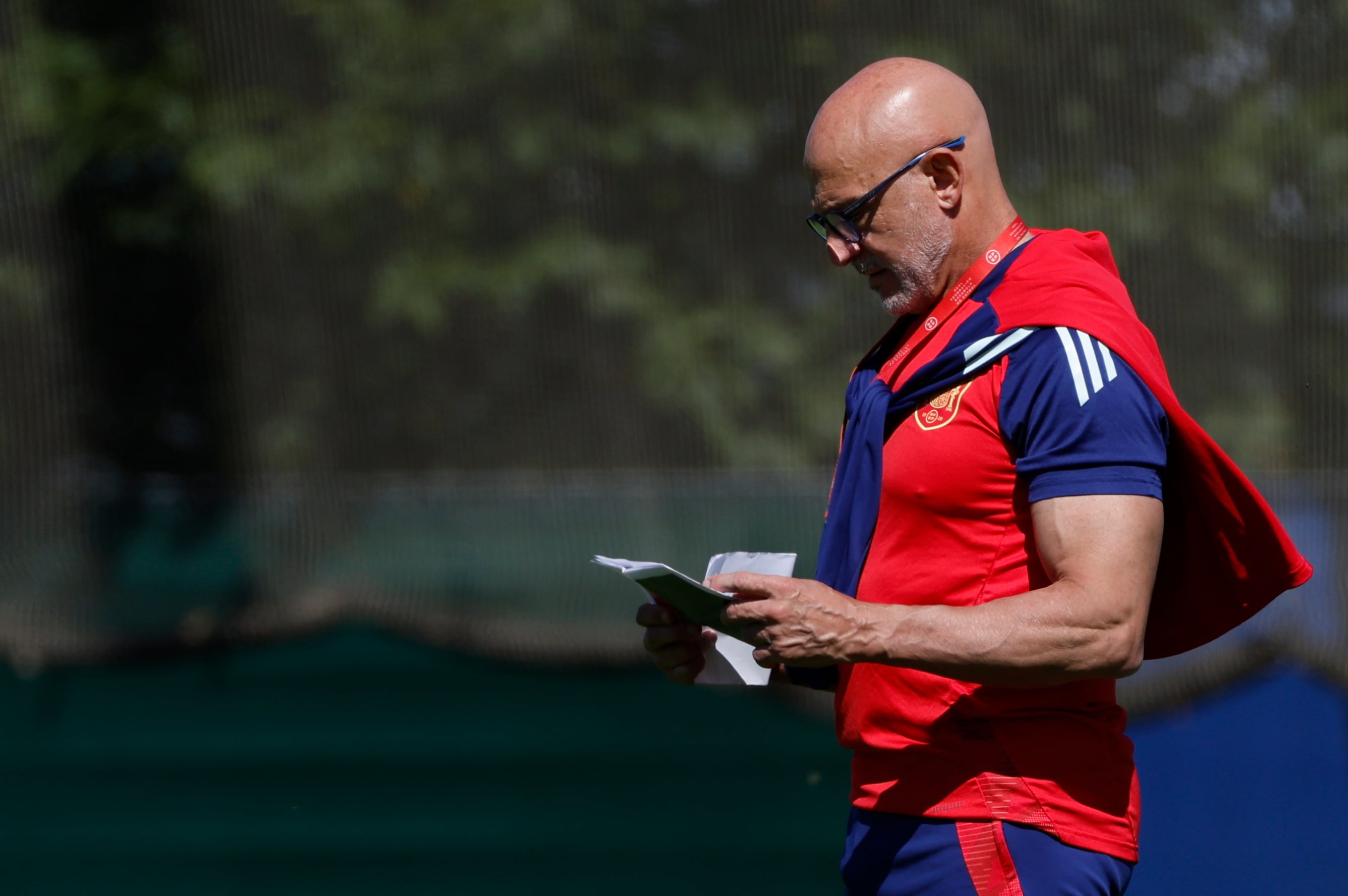 DONAUESCHINGEN (ALEMANIA), 08/07/2024.- El seleccionador nacional Luis de la Fuente durante el entrenamiento del combinado este lunes en Donaueschingen (Alemania), en la víspera de su partido de semifinales de UEFA Eurocopa 2024 contra Francia. EFE/ J.J. Guillen
