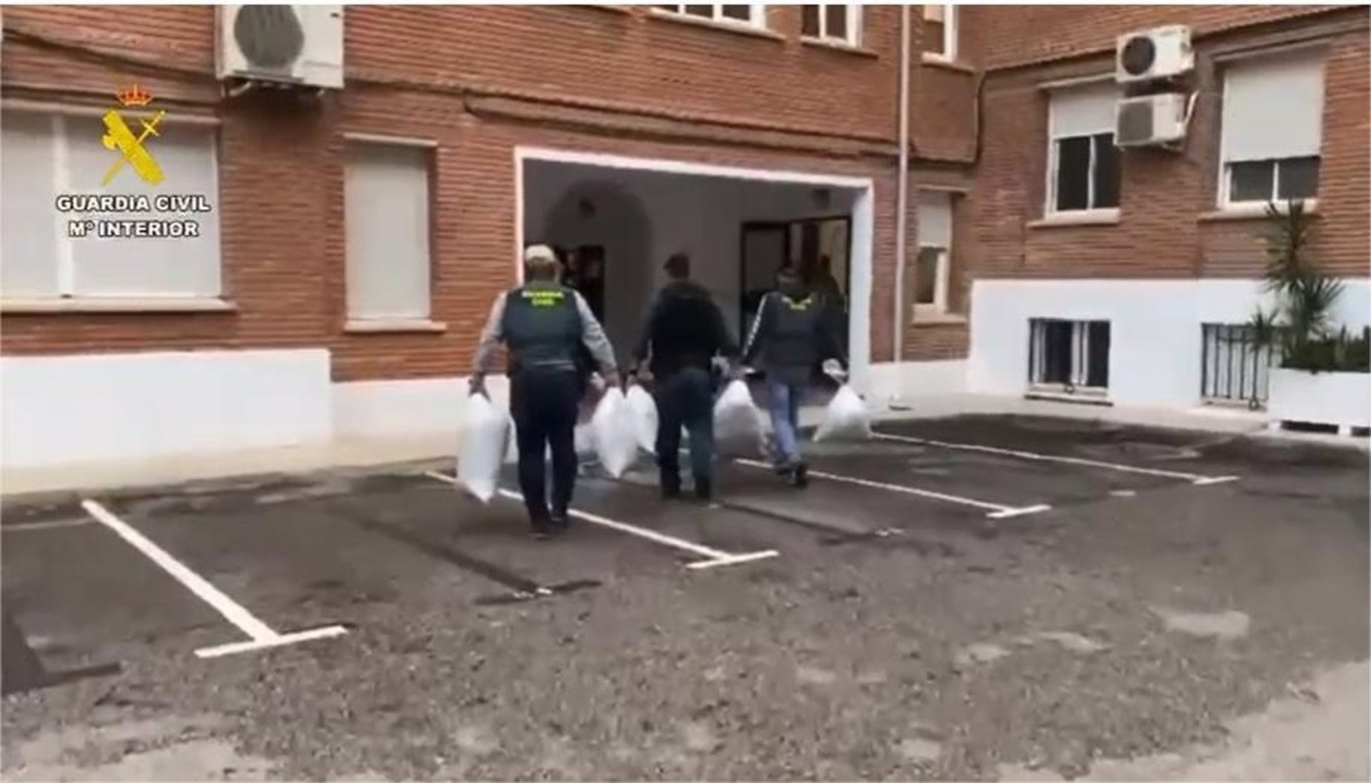 Traslado de droga intervenida en una operación a dependencias de la Guardia Civil de Málaga