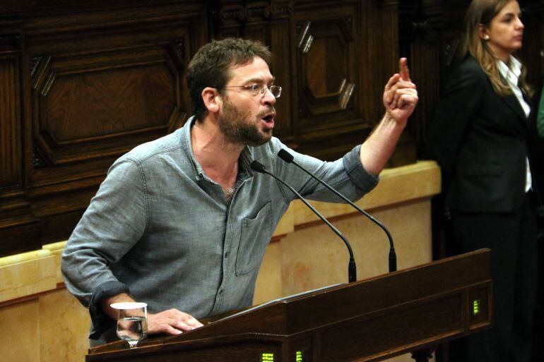 Albano-Dante Fachin, de Podem, durante su intervención en el Parlament