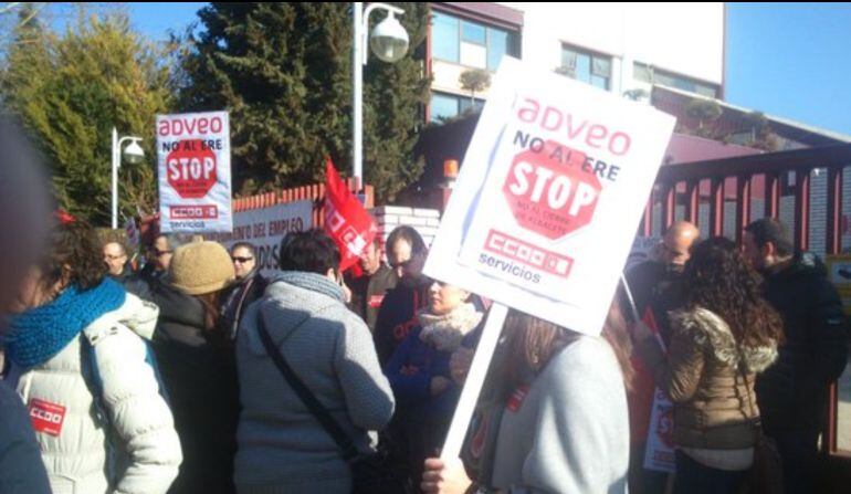 Trabajadores de ADVEO secundando la huelga en las puertas de la empresa