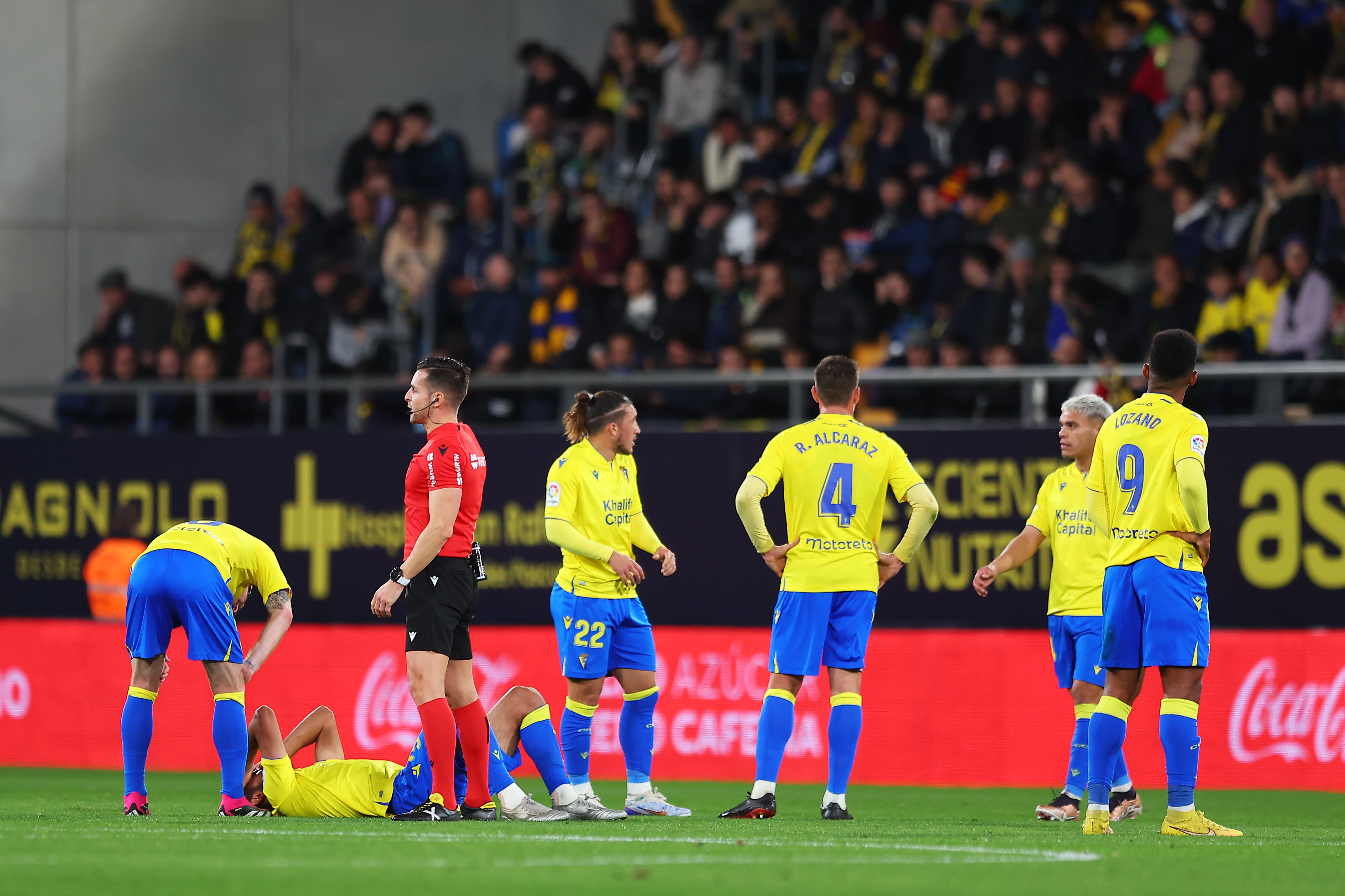 Los jugadores del Cádiz le reclaman una acción a Del Cerro Grande durante el partido contra el Elche.