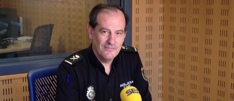 El jefe superior del Cuerpo Nacional de Policía en Castilla y León, Manuel Javier Peña, en los estudios de la Cadena SER