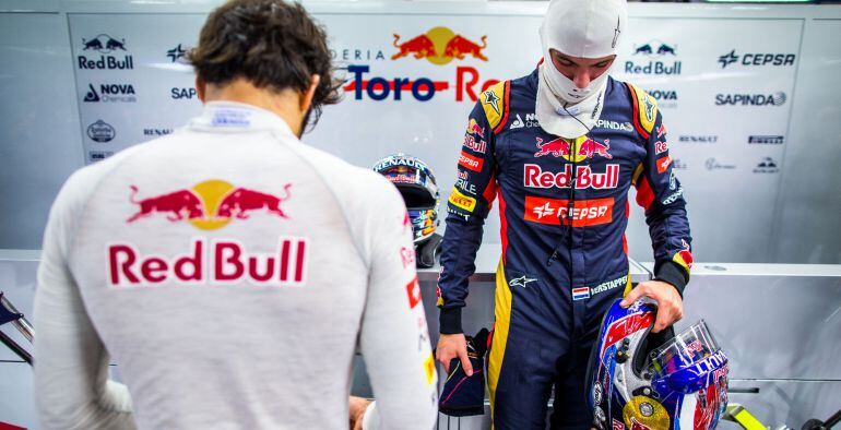 Max Verstappen y Carlos Sainz, en el GP de Singapur.