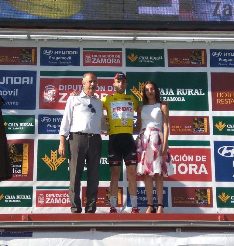 Óscar González, nuevo líder, en el podio