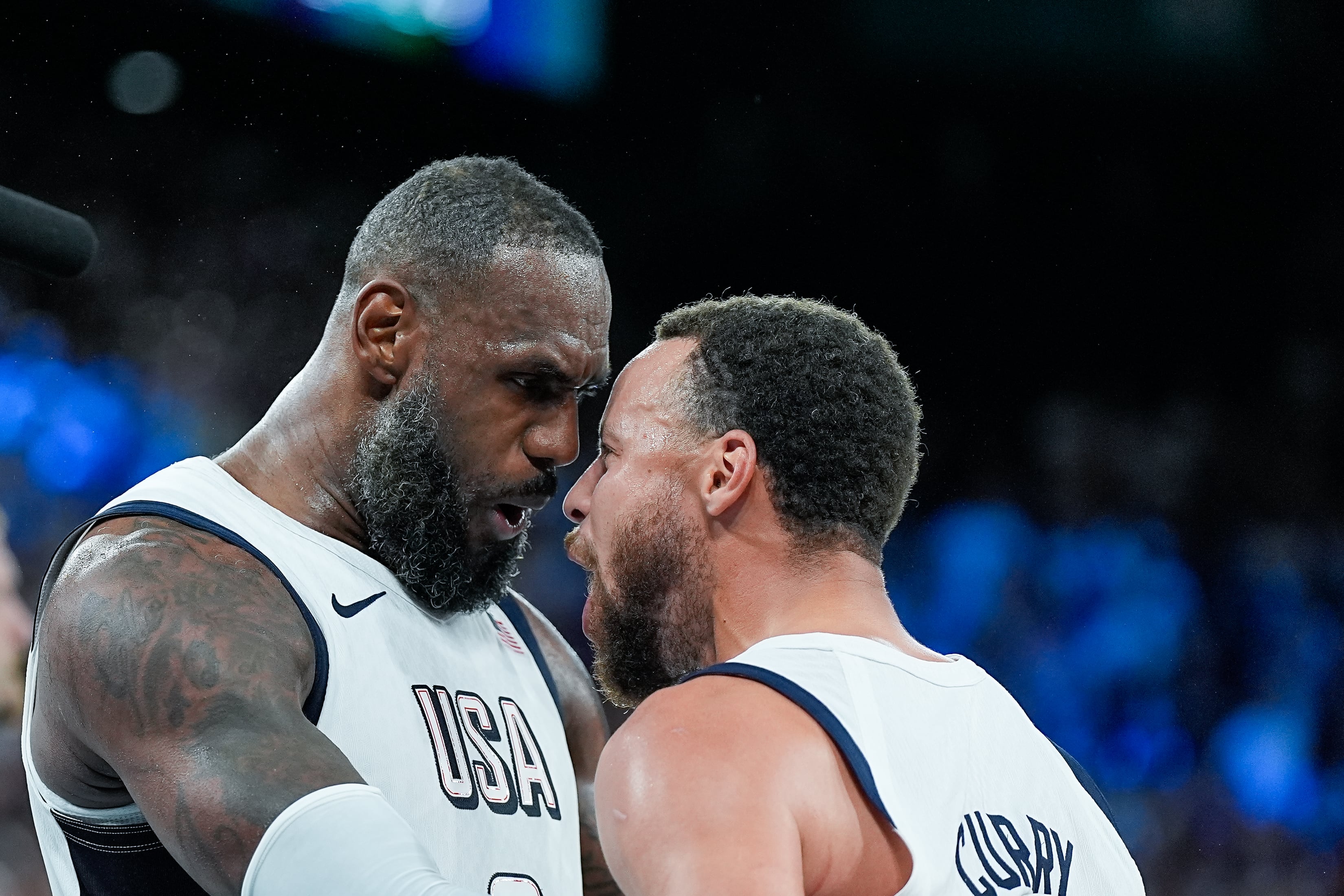 LeBron James y Stephen Curry celebran el pase a la final de baloncesto tras derrotar a Serbia