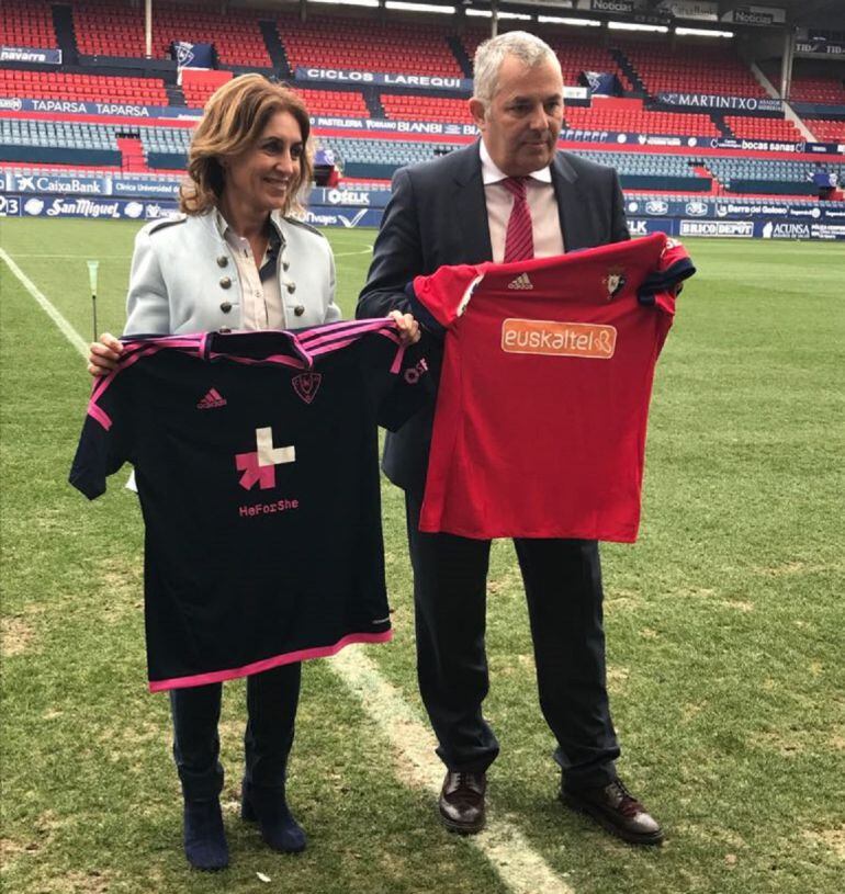 A la izda., la camiseta que lucirá Osasuna ante el Cádiz; a la dcha., la que llevará hasta final de temporada, con el patrocinio de Euskaltel