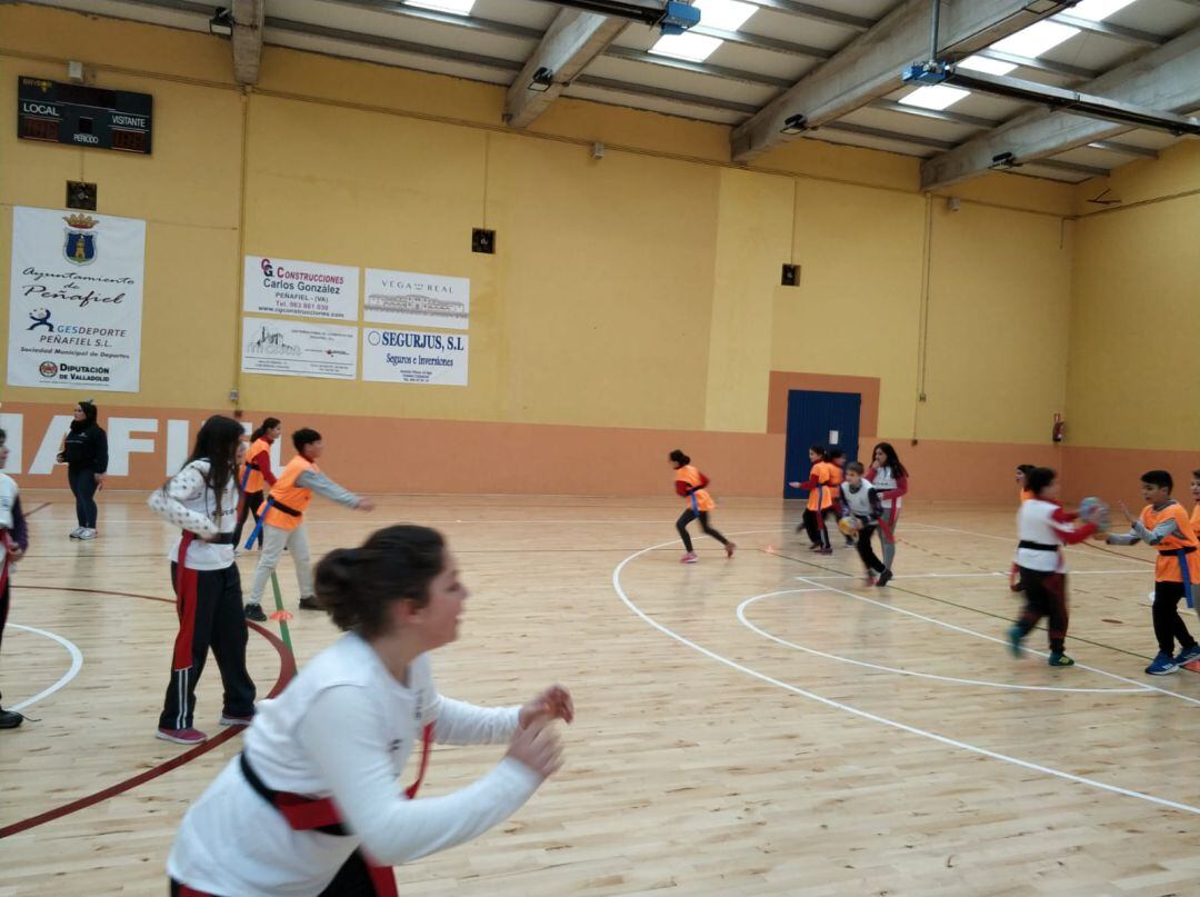 Alumnos participando en la jornada de promoción de deporte