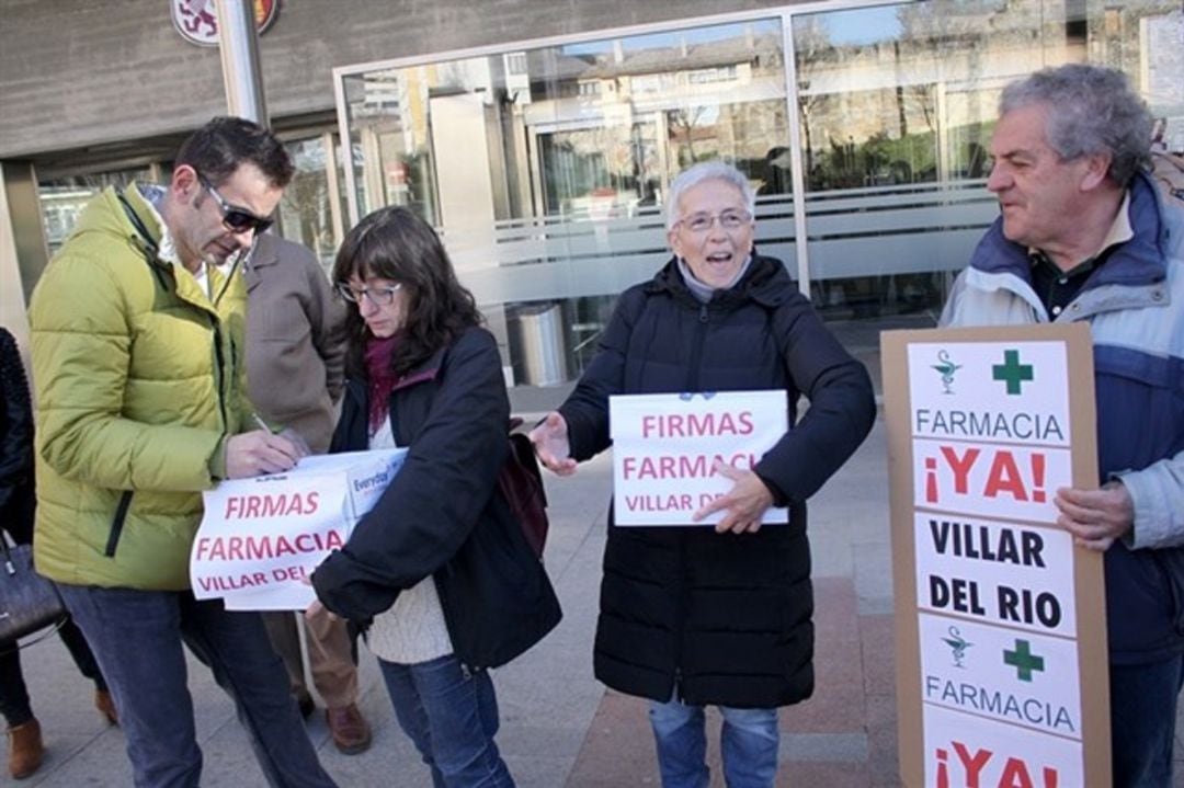 Entrega de las firmas en la Delegación Territorial de la Junta