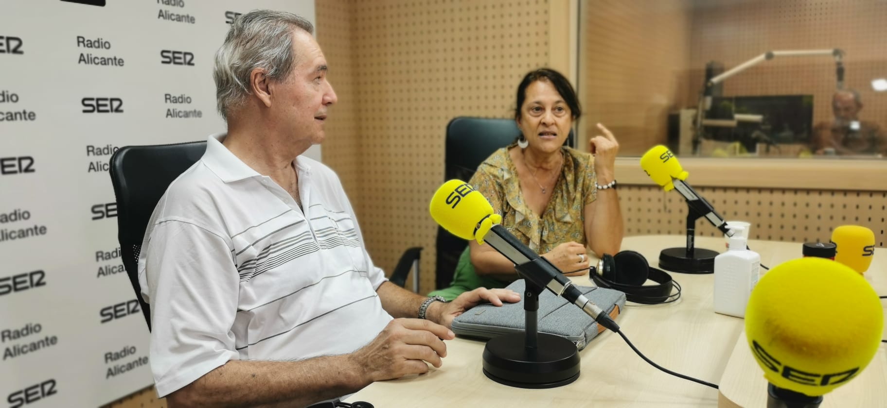 Daniel Kratzer y Paloma Valverde, presidente y portavoz de la CAL, en Hoy por Hoy Alicante