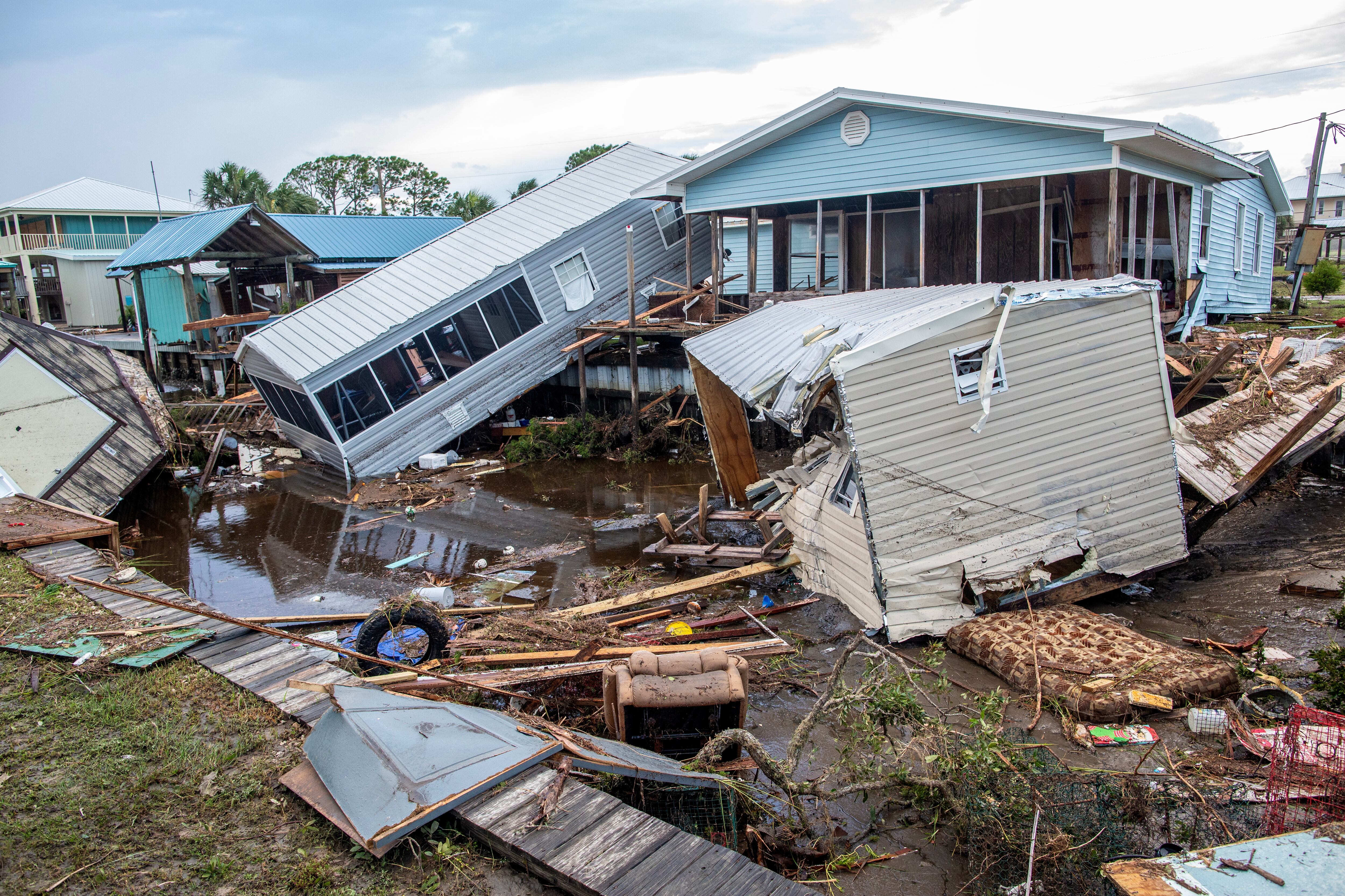 Las casas destruidas en un canal lleno de escombros en la ciudad de Horseshoe Beach, después de que el huracán Idalia tocara tierra en Florida