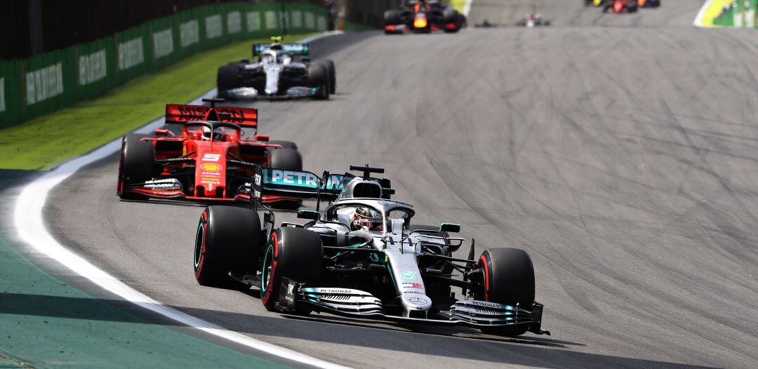Hamilton y Vettel pilotan sus Mercedes y Ferrari, respectivamente, durante el Mundial de F1 2019.