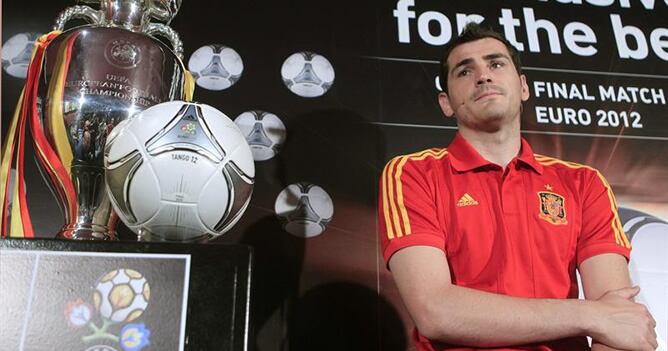 El portero internacional del Real Madrid Iker Casillas ha presentado el balón oficial con el que se disputará la Eurocopa de Ucrania y Polonia del 8 de junio al 1 de julio