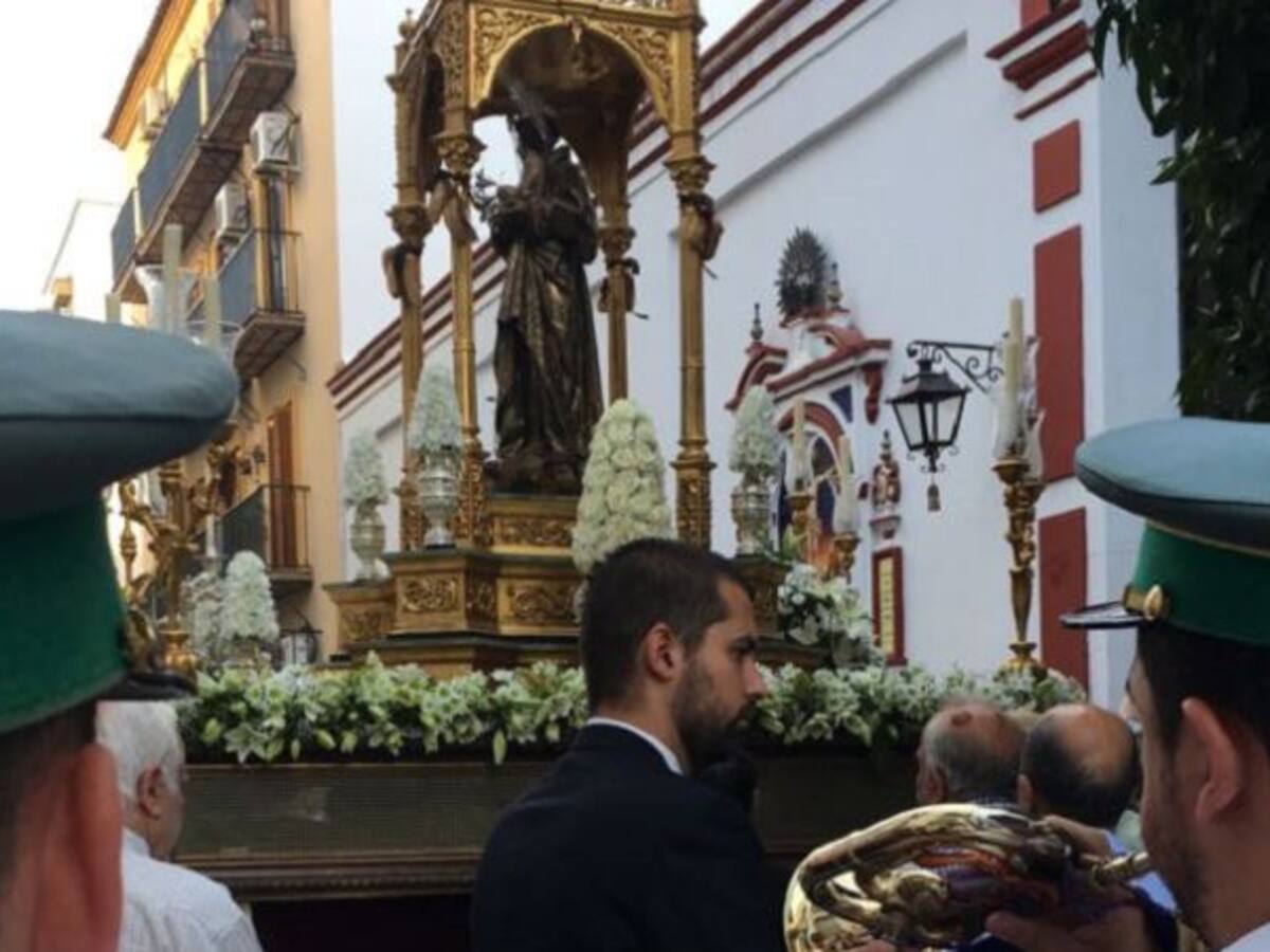 San Antonio procesiona en su festividad por las calles del barrio de San Vicente