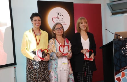 Laura Marcos recibe el IV Premio Periodístico concedido por varias asociaciones de cardiología en España.