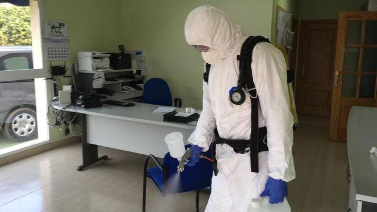 Los Bomberos desinfectan con ozono los cuarteles de la Policía Local de Cartagena