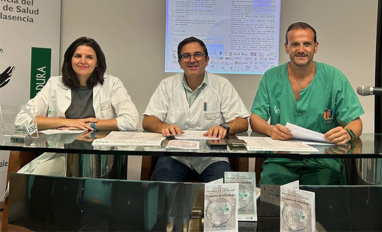 Miriam Sánchez, trabajadora social del equipo de estrategia comunitaria; Santiago San José, gerente del área de salud de Plasencia; y Álvaro Astasio, concejal de Sanidad del Ayuntamiento de Plasencia.