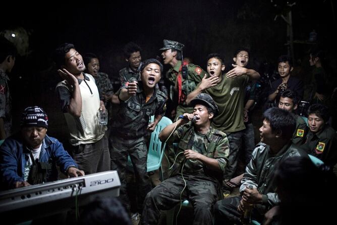 Fotografía realizada por el alemán Julius Schrank, para Volkskrant, que ha ganado el primer premio en la categoría de Vida Cotidiana. Esta fotografía muestra a varios combatientes de la guerrilla de la minoría birmana kachin cantando durante la celebració